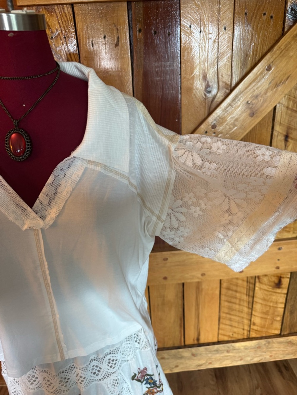 TOP ONLY> POL NWOT WHITE LACE SHORT SLEEVE & V-NECK TOP - Picture 2 of 4